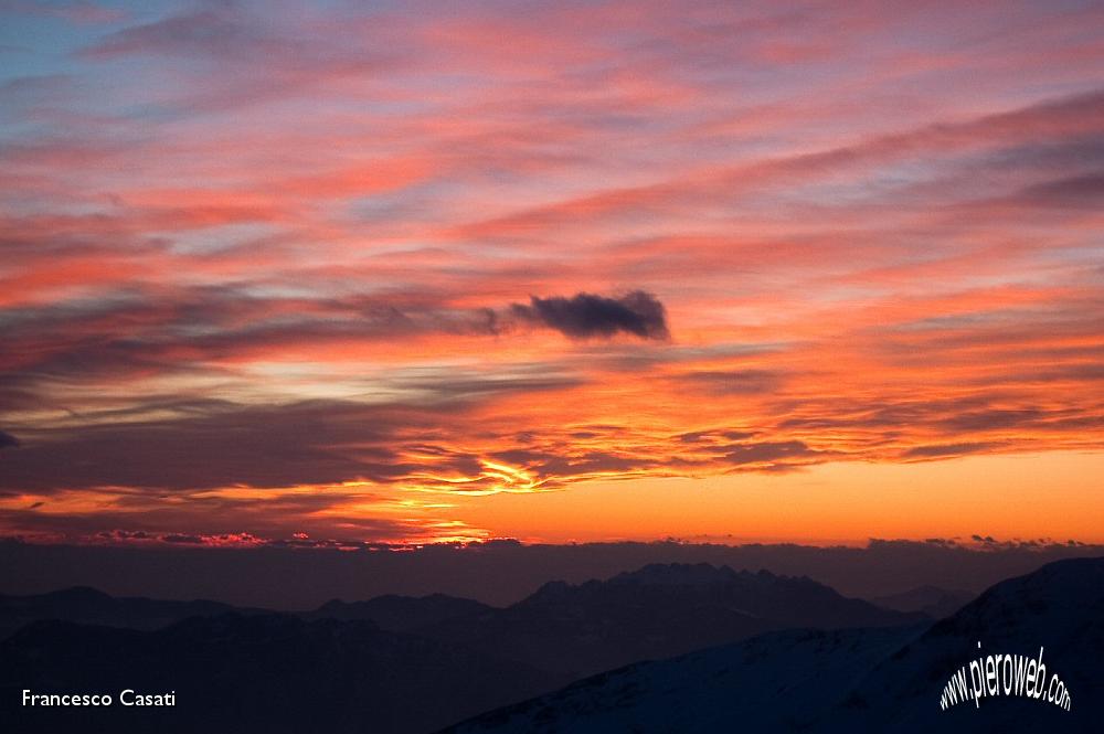 007 Il cielo si tinge di rosso.jpg